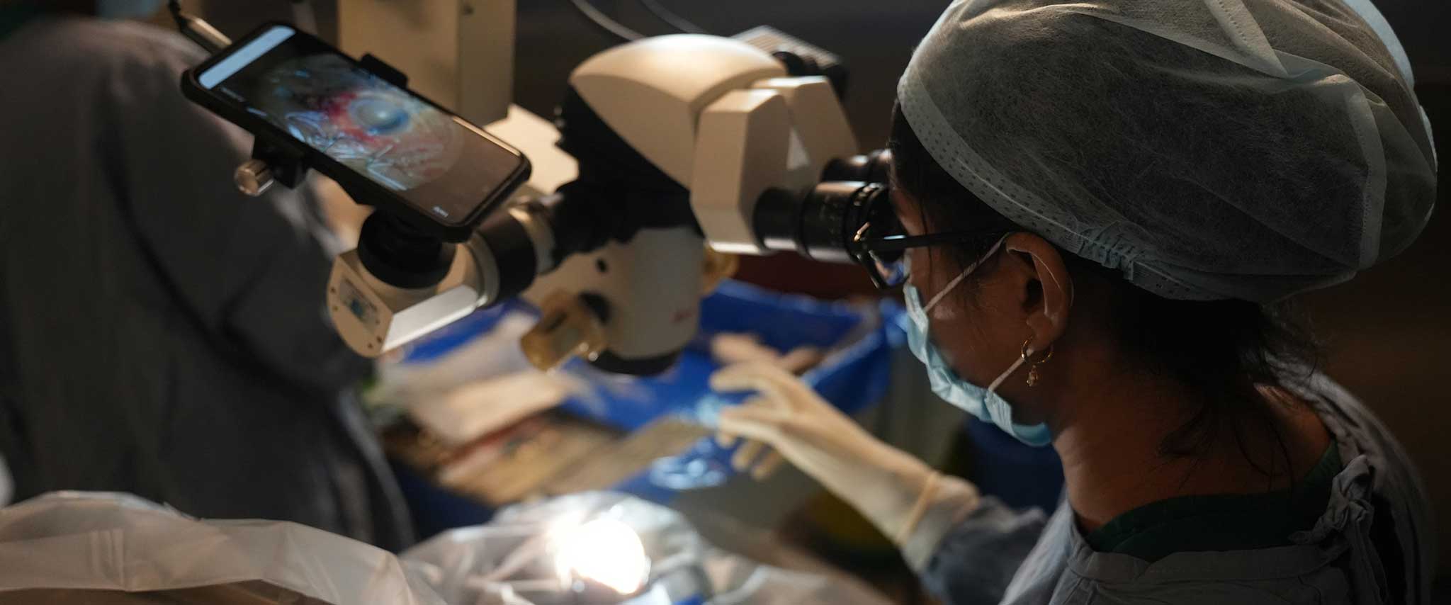 Katarakt-OP am Sankara Eye Hospital wird per Video aufgenommen.