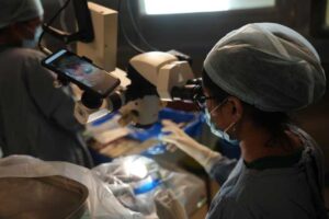 Katarakt-OP am Sankara Eye Hospital wird per Video aufgenommen.