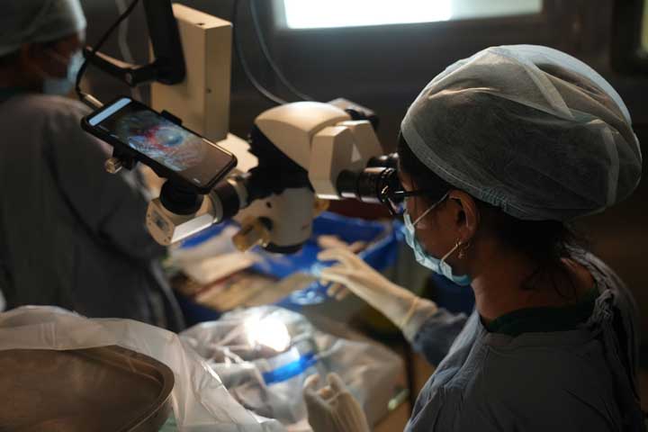 Katarakt-OP am Sankara Eye Hospital wird per Video aufgenommen.