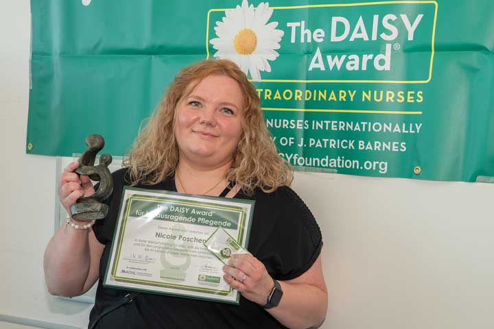 Der DAISY Award ging an Nicole Poschen, die seit 12 Jahren als Gesundheits- und Krankenpflegerin am UKB tätig ist.