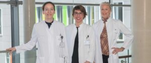 Prof. Anne-Katrin Pröbstel (Mitte), Geschäftsführende Direktorin des Zentrums für Neurologie und Direktorin der Klinik für Neuroimmunologie, Dr. Antje Bischof (rechts) und PD Dr. Louisa Nitsch (links), beide Oberärztinnen an der Klinik für Neuroimmunologie, informieren im Patientenkolloquium über entzündliche Erkrankungen des Nervensystems und des Gehirns.