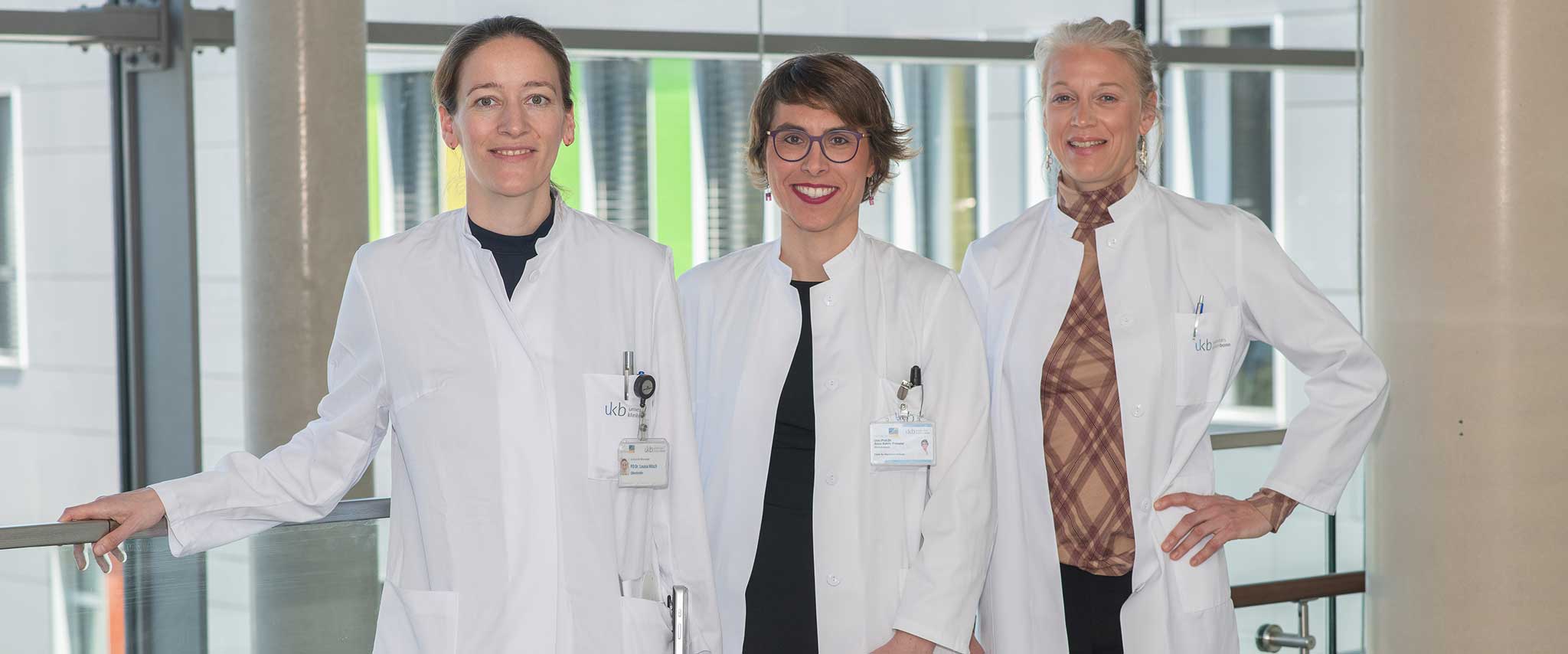Prof. Anne-Katrin Pröbstel (Mitte), Geschäftsführende Direktorin des Zentrums für Neurologie und Direktorin der Klinik für Neuroimmunologie, Dr. Antje Bischof (rechts) und PD Dr. Louisa Nitsch (links), beide Oberärztinnen an der Klinik für Neuroimmunologie, informieren im Patientenkolloquium über entzündliche Erkrankungen des Nervensystems und des Gehirns.