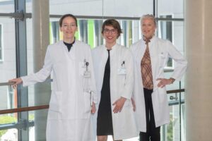Prof. Anne-Katrin Pröbstel (Mitte), Geschäftsführende Direktorin des Zentrums für Neurologie und Direktorin der Klinik für Neuroimmunologie, Dr. Antje Bischof (rechts) und PD Dr. Louisa Nitsch (links), beide Oberärztinnen an der Klinik für Neuroimmunologie, informieren im Patientenkolloquium über entzündliche Erkrankungen des Nervensystems und des Gehirns.