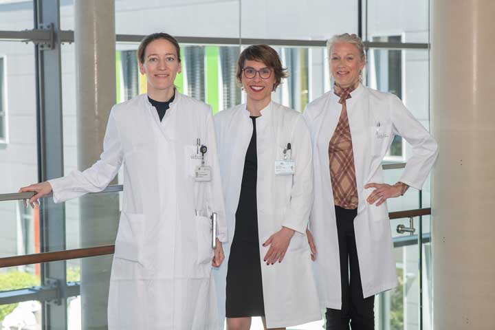Prof. Anne-Katrin Pröbstel (Mitte), Geschäftsführende Direktorin des Zentrums für Neurologie und Direktorin der Klinik für Neuroimmunologie, Dr. Antje Bischof (rechts) und PD Dr. Louisa Nitsch (links), beide Oberärztinnen an der Klinik für Neuroimmunologie, informieren im Patientenkolloquium über entzündliche Erkrankungen des Nervensystems und des Gehirns. 