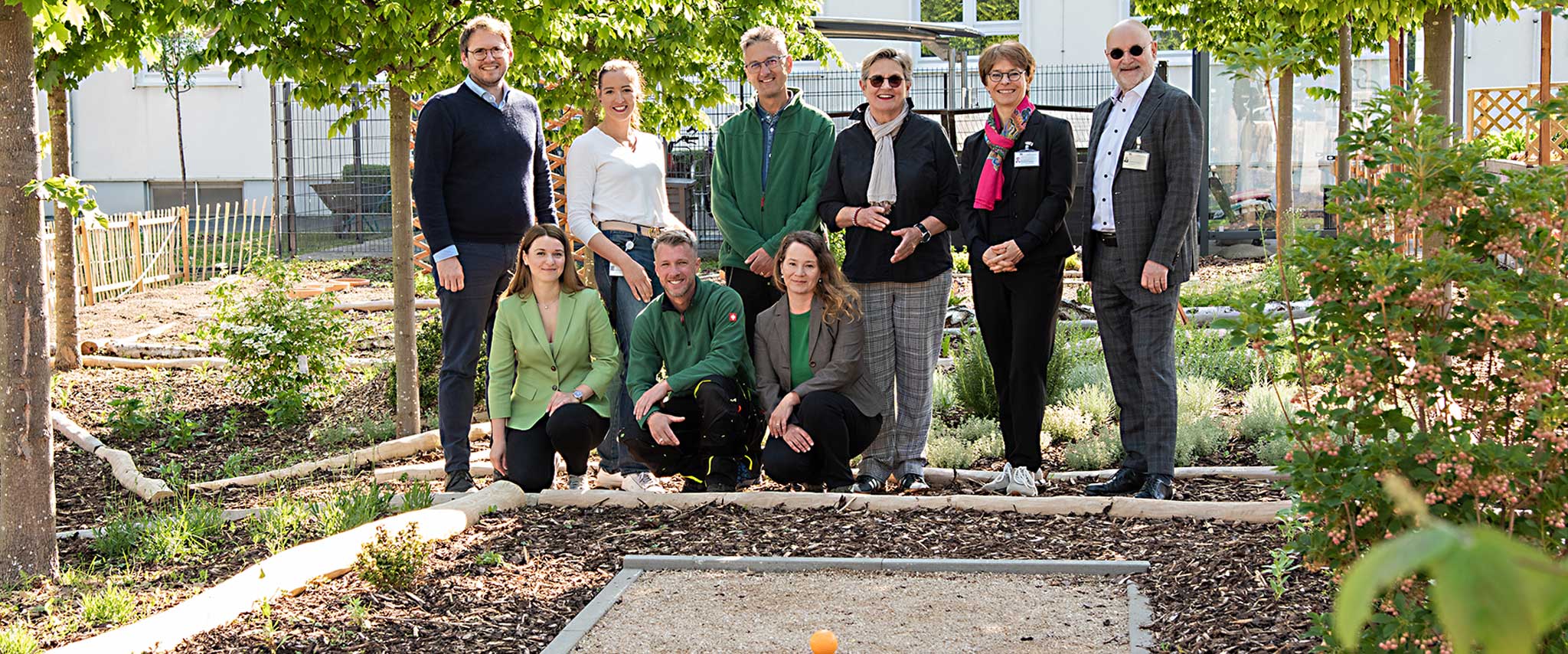 Gruppenbild Einweihung Therapiegarten der Psychiatrie