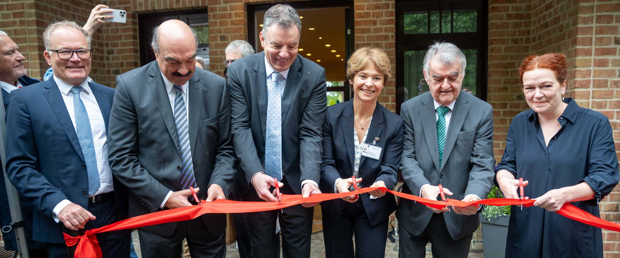 Prof. Rainer Ganschow, Direktor Klinik und Poliklinik für Allgemeine Pädiatrie am UKB; Dr. Bernd Scheiff, Präsident des Oberlandesgerichts Köln; Dr. Wolfgang Onderka, Vorsitz Dr. Axe-Stiftung; Prof. Alexandra Philipsen, kommissarische Ärztliche Direktorin und Klinikdirektorin der Klinik und Poliklinik für Psychiatrie und Psychotherapie am UKB; Herbert Reul, Innenminister des Landes NRW, und Katja Dörner, Oberbürgermeisterin der Stadt Bonn, bei der feierlichen Eröffnung des Hauses des Kinderschutzes am UKB.