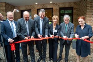 Prof. Rainer Ganschow, Direktor Klinik und Poliklinik für Allgemeine Pädiatrie am UKB; Dr. Bernd Scheiff, Präsident des Oberlandesgerichts Köln; Dr. Wolfgang Onderka, Vorsitz Dr. Axe-Stiftung; Prof. Alexandra Philipsen, kommissarische Ärztliche Direktorin und Klinikdirektorin der Klinik und Poliklinik für Psychiatrie und Psychotherapie am UKB; Herbert Reul, Innenminister des Landes NRW, und Katja Dörner, Oberbürgermeisterin der Stadt Bonn, bei der feierlichen Eröffnung des Hauses des Kinderschutzes am UKB.