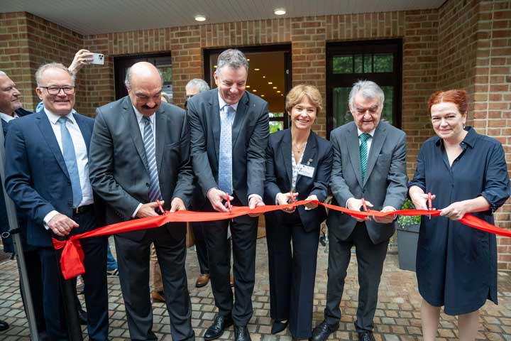 Prof. Rainer Ganschow, Direktor Klinik und Poliklinik für Allgemeine Pädiatrie am UKB; Dr. Bernd Scheiff, Präsident des Oberlandesgerichts Köln; Dr. Wolfgang Onderka, Vorsitz Dr. Axe-Stiftung; Prof. Alexandra Philipsen, kommissarische Ärztliche Direktorin und Klinikdirektorin der Klinik und Poliklinik für Psychiatrie und Psychotherapie am UKB; Herbert Reul, Innenminister des Landes NRW, und Katja Dörner, Oberbürgermeisterin der Stadt Bonn, bei der feierlichen Eröffnung des Hauses des Kinderschutzes am UKB.  