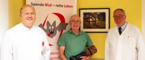 PD Dr. med. Vytautas Ivaskevicius, Oberarzt Institut für Experimentelle Hämatologie und Transfusionsmedizin (IHT), Fotograf Heinrich Pützler und Prof. Dr. Johannes Oldenburg, komm. stellv. Ärztlicher Direktor und Direktor des IHT am UKB, bei der Eröffnung der Ausstellung im Gebäude des Blutspendedienstes am UKB.