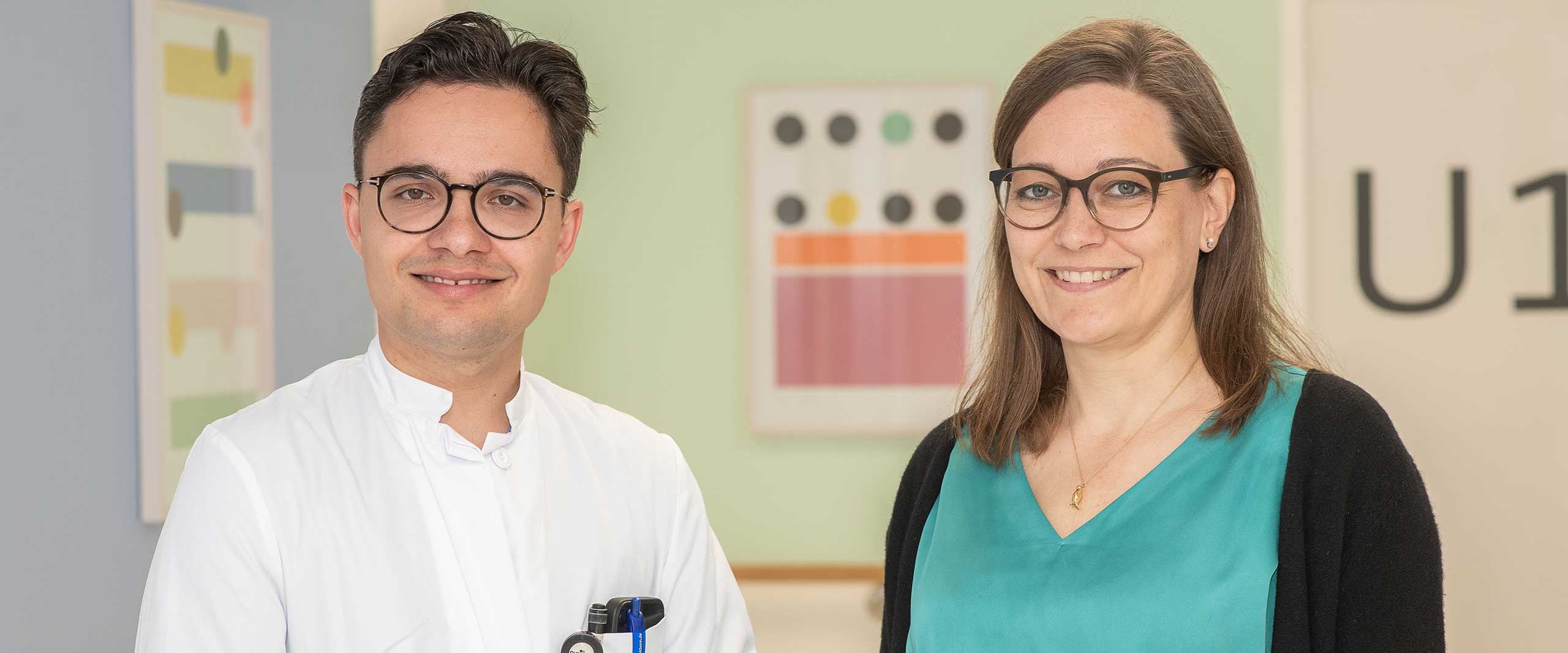 Dr. Christopher Bogs, Oberarzt an der Klinik für vaskuläre Neurologie sowie Leiter der Kopfschmerzambulanz am Zentrum für Neurologie des UKB und Prof. Alexandra Klotz, Direktorin der Abteilung für Neuropädiatrie und des Sozialpädiatrischen Zentrums (SPZ) im Zentrum für Kinder- und Jugendmedizin am des UKB, informieren im Patientenkolloquium über Migräne und neue Behandlungswege für Kinder und Erwachsene.