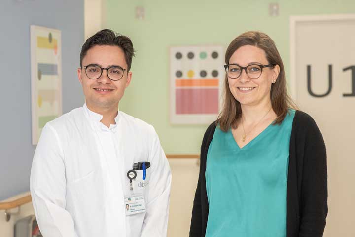 Dr. Christopher Bogs, Oberarzt an der Klinik für vaskuläre Neurologie sowie Leiter der Kopfschmerzambulanz am Zentrum für Neurologie des UKB und Prof. Alexandra Klotz, Direktorin der Abteilung für Neuropädiatrie und des Sozialpädiatrischen Zentrums (SPZ) im Zentrum für Kinder- und Jugendmedizin am des UKB, informieren im Patientenkolloquium über Migräne und neue Behandlungswege für Kinder und Erwachsene.