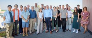 Während des Symposiums: Die anwesenden Bonn-Cumming Program-Mitglieder. Vorne in der Mitte: Prof. Sharon Lewin, Direktorin des Cumming Global Centre, und Dekan der Medizinischen Fakultät Bonn Prof. Bernd Weber.