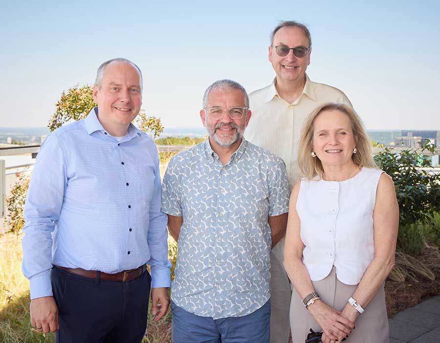 Prof. Sharon Lewin (r.), Direktorin des Cumming Global Centre und Dekan der Medizinischen Fakultät Bonn Prof. Bernd Weber (l.) mit den Sprechern des Bonn-Cumming Host-Directed Pandemic Therapeutics Program
Prof. Sammy Bedoui von Melbourne-Seite (Mitte) und Prof. Christian Kurts von Bonner Seite (hinten).