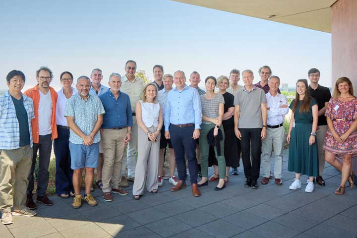 Während des Symposiums: Die anwesenden Bonn-Cumming Program-Mitglieder. Vorne in der Mitte: Prof. Sharon Lewin, Direktorin des Cumming Global Centre, und Dekan der Medizinischen Fakultät Bonn Prof. Bernd Weber.