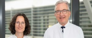 Prof. Frank Holz, Direktor der Augenklinik des UKB, und Prof. Martina Herwig-Carl, Oberärztin an der Augenklinik des UKB