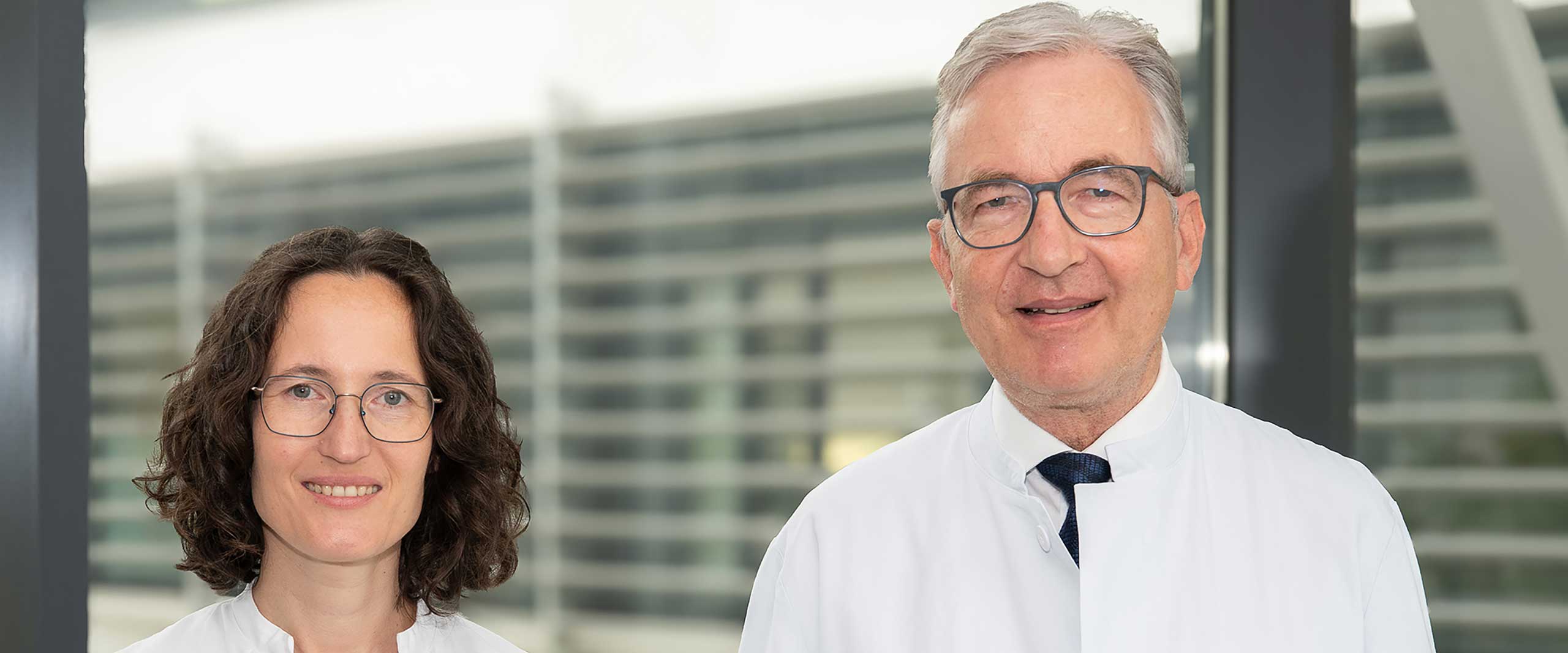 Prof. Frank Holz, Direktor der Augenklinik des UKB, und Prof. Martina Herwig-Carl, Oberärztin an der Augenklinik des UKB