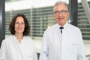 Prof. Frank Holz, Direktor der Augenklinik des UKB, und Prof. Martina Herwig-Carl, Oberärztin an der Augenklinik des UKB