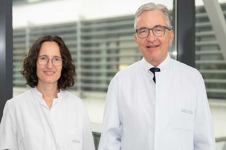 Prof. Frank Holz, Direktor der Augenklinik des UKB, und Prof. Martina Herwig-Carl, Oberärztin an der Augenklinik des UKB