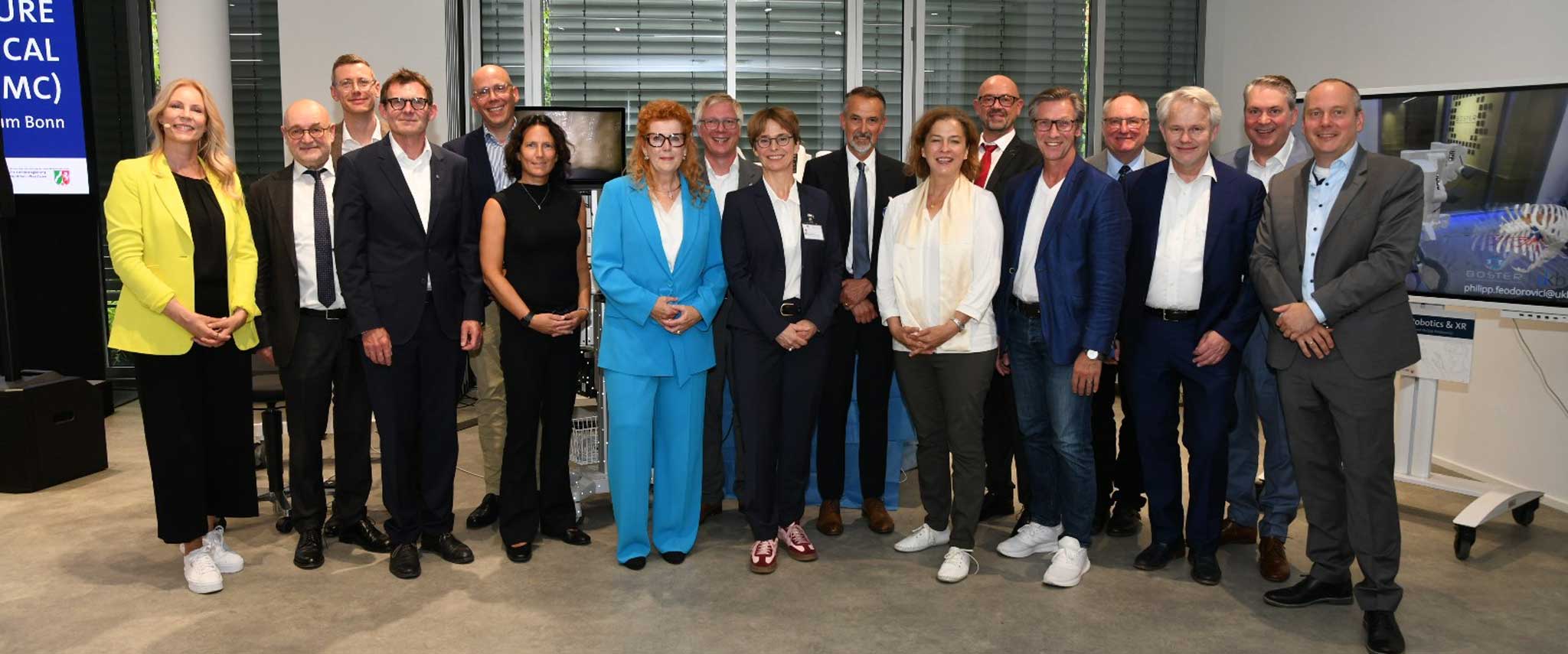 Im Bonn Surgical Technology Center (BOSTER) des UKB erhielten Gäste aus Politik, Wissenschaft und Wirtschaft exklusive Einblicke in die Erfolge des Modellprojekts ISMC – realisiert gemeinsam mit dem Land NRW, KI.NRW, der Stadt Bonn und dem Cyber Security Cluster Bonn: KI, Robotik, Virtual Reality und modernste Netzwerktechnologien für eine sichere, effiziente und patientennahe Versorgung.