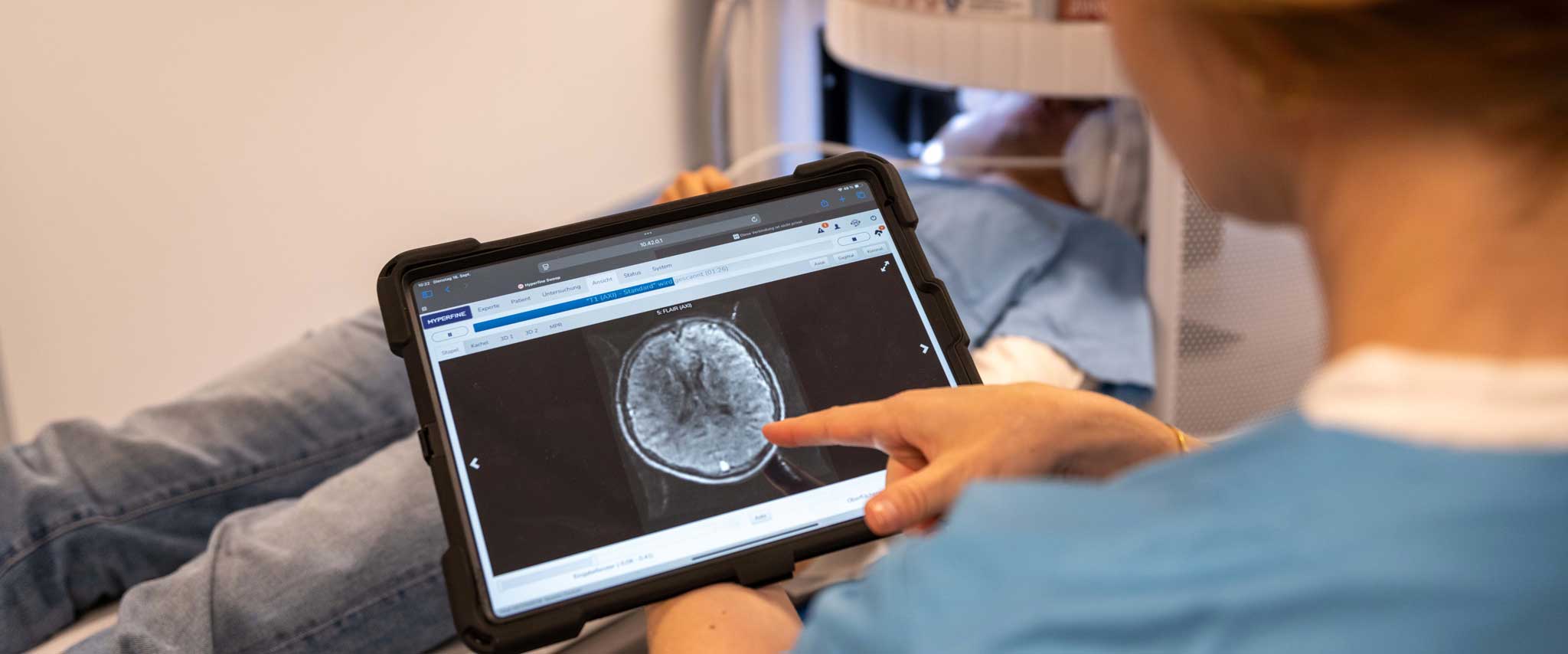 Ein modernes, portables MRT-System zur Ultra-Low-Field-Bildgebung ist nun im regulären Patientenbetrieb der Neuroradiologie am UKB im Einsatz.