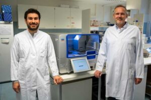 Doktorand Johannes Striebel und Prof. Dr. Volker Busskamp vom Universitätsklinikum Bonn (UKB)