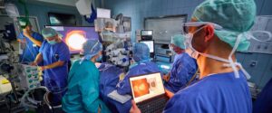 Implantation eines elektronischen Netzhaut-Chips in der Augenklinik des UKB durch Prof. Frank Holz