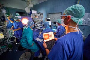 Implantation eines elektronischen Netzhaut-Chips in der Augenklinik des UKB durch Prof. Frank Holz