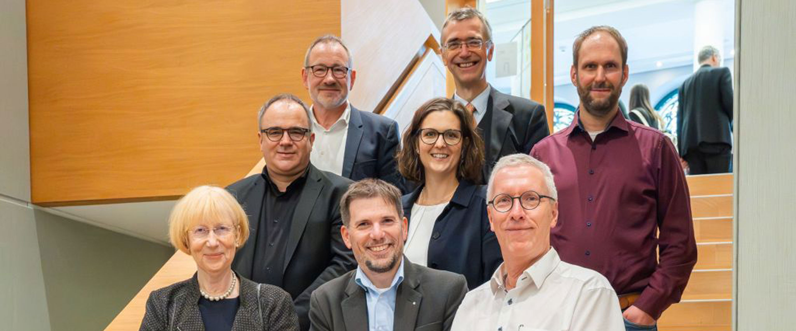 Die Vertreterinnen und Vertreter der verschiedenen Standorte freuen sich über die offizielle Gründung des WZA (von rechts nach links): (Reihe eins: Prof. Dr. Birgitta Weltermann, Bonn, Prof. Dr. Martin Mücke, Aachen, Prof. Dr. Stefan Wilm, Düsseldorf; Reihe zwei: Prof. Dr. Horst Vollmar, Bochum, Prof. Dr. Beate Müller, Köln, Prof. Dr. Michael Pentzek, HAFO.NRW; Reihe drei: Prof. Dr. Achim Mortsiefer, Witten/Herdecke, Prof. Dr. Jürgen in der Schmitten, Essen)