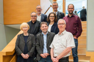 Die Vertreterinnen und Vertreter der verschiedenen Standorte freuen sich über die offizielle Gründung des WZA (von rechts nach links): (Reihe eins: Prof. Dr. Birgitta Weltermann, Bonn, Prof. Dr. Martin Mücke, Aachen, Prof. Dr. Stefan Wilm, Düsseldorf; Reihe zwei: Prof. Dr. Horst Vollmar, Bochum, Prof. Dr. Beate Müller, Köln, Prof. Dr. Michael Pentzek, HAFO.NRW; Reihe drei: Prof. Dr. Achim Mortsiefer, Witten/Herdecke, Prof. Dr. Jürgen in der Schmitten, Essen)