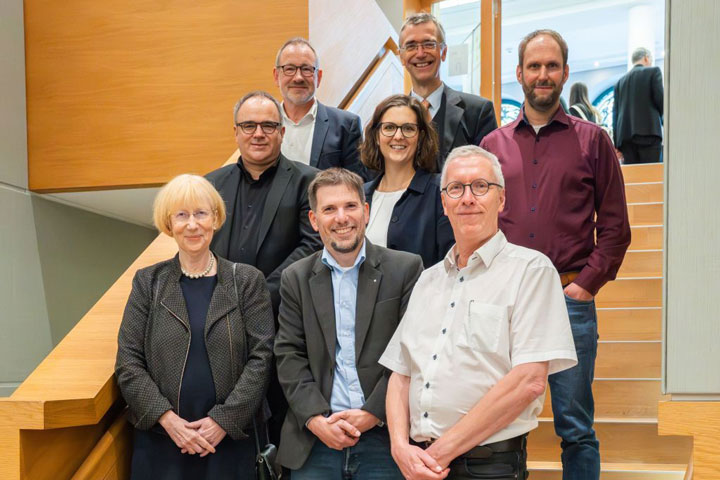 Die Vertreterinnen und Vertreter der verschiedenen Standorte freuen sich über die offizielle Gründung des WZA (von rechts nach links): (Reihe eins: Prof. Dr. Birgitta Weltermann, Bonn, Prof. Dr. Martin Mücke, Aachen, Prof. Dr. Stefan Wilm, Düsseldorf; Reihe zwei: Prof. Dr. Horst Vollmar, Bochum, Prof. Dr. Beate Müller, Köln, Prof. Dr. Michael Pentzek, HAFO.NRW; Reihe drei: Prof. Dr. Achim Mortsiefer, Witten/Herdecke, Prof. Dr. Jürgen in der Schmitten, Essen) 