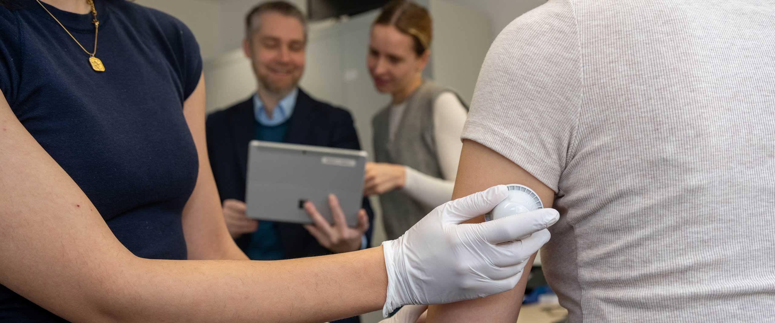 Über einen Glukosesensor am Oberarm erhoben die Forschenden kontinuierlich Daten zum Glukoseverlauf – die Basis, um Zusammenhänge zwischen Blutzucker, Hunger und Stimmung im Alltag sichtbar zu machen.