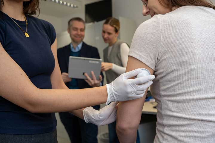 Über einen Glukosesensor am Oberarm erhoben die Forschenden kontinuierlich Daten zum Glukoseverlauf – die Basis, um Zusammenhänge zwischen Blutzucker, Hunger und Stimmung im Alltag sichtbar zu machen.