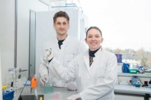 Die Erstautoren der Bonner Studie Dr. Georg W. Sendtner (li) und Julia Miranda (re).