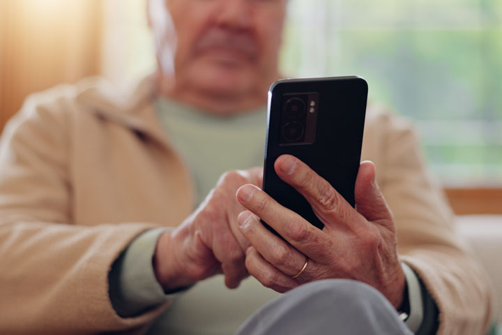 Das UKB warnt vor betrügerischen Telefonanrufen, bei denen sich unbekannte Personen fälschlicherweise als Mitarbeitende des UKB ausgeben.