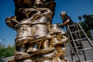 Bronzeplastik des Künstlers Tony Cragg