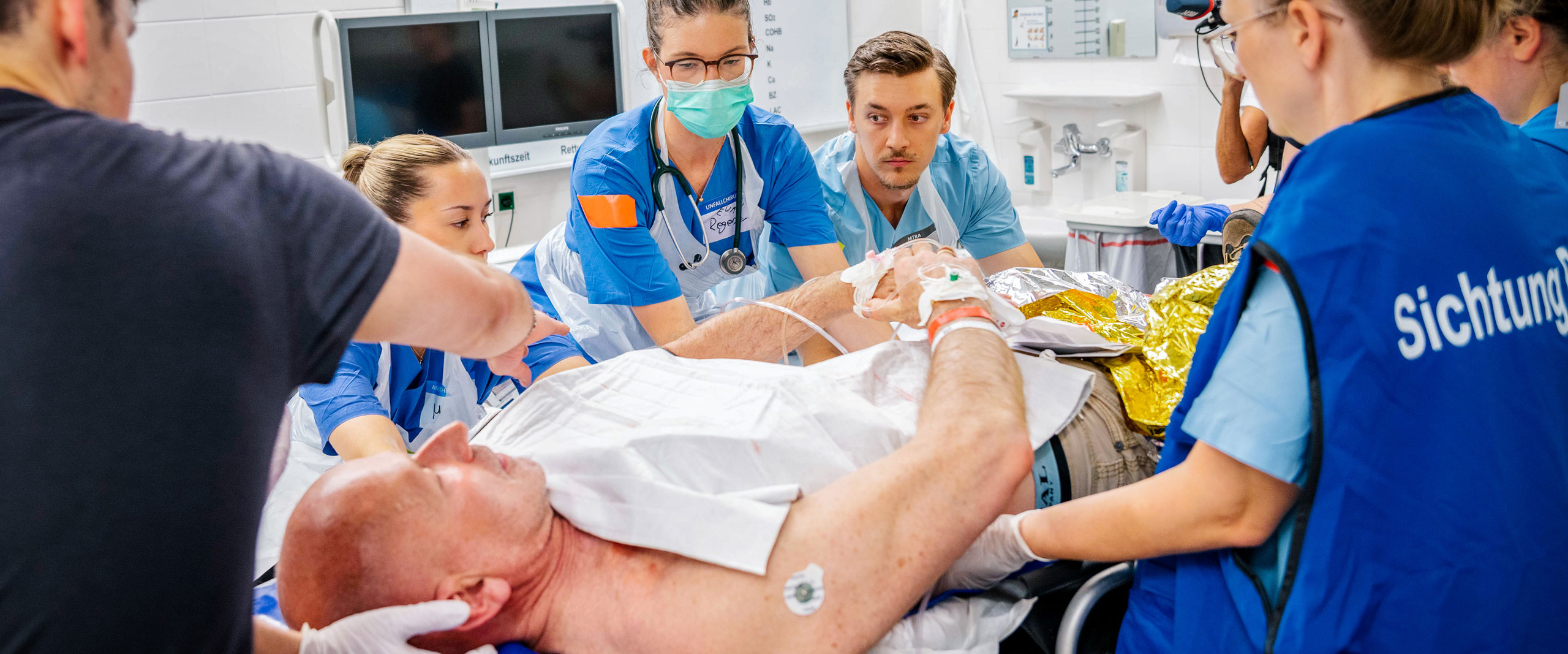 Über 100 UKB Mitarbeitende probten im Rahmen einer Katastrophenschutzübung die Versorgung zahlreicher Verletzter im laufenden Klinikbetrieb.