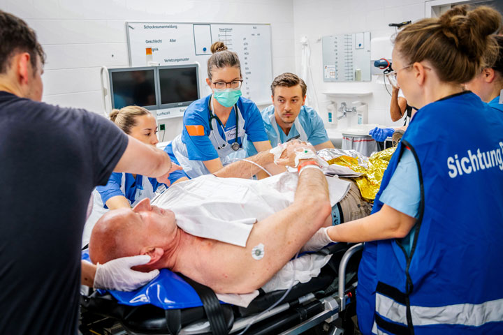 Über 100 UKB Mitarbeitende probten im Rahmen einer Katastrophenschutzübung die Versorgung zahlreicher Verletzter im laufenden Klinikbetrieb.