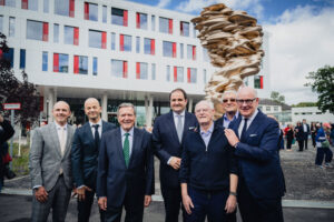 Feierliche Enthüllung der Skulptur „Mean Average“ vor dem Herzzentrum des UKB