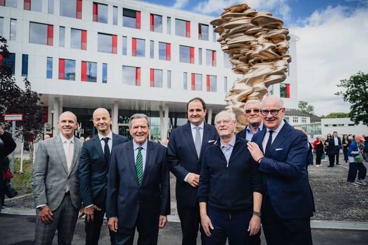 Feierliche Enthüllung der Skulptur „Mean Average“ vor dem Herzzentrum des UKB