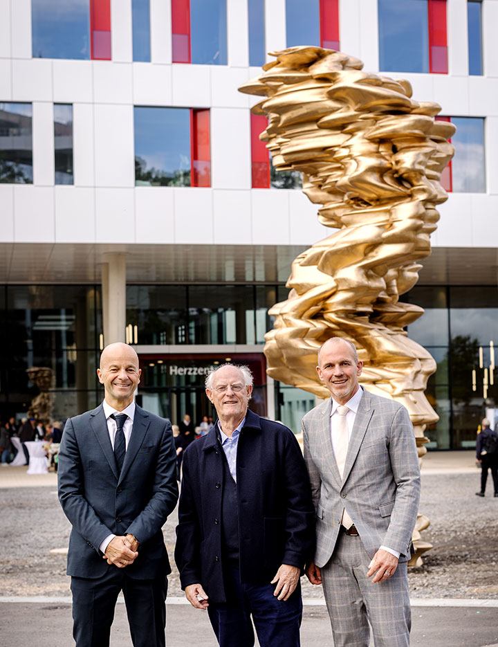 Feierliche Enthüllung der Skulptur „Mean Average“ vor dem Herzzentrum des UKB