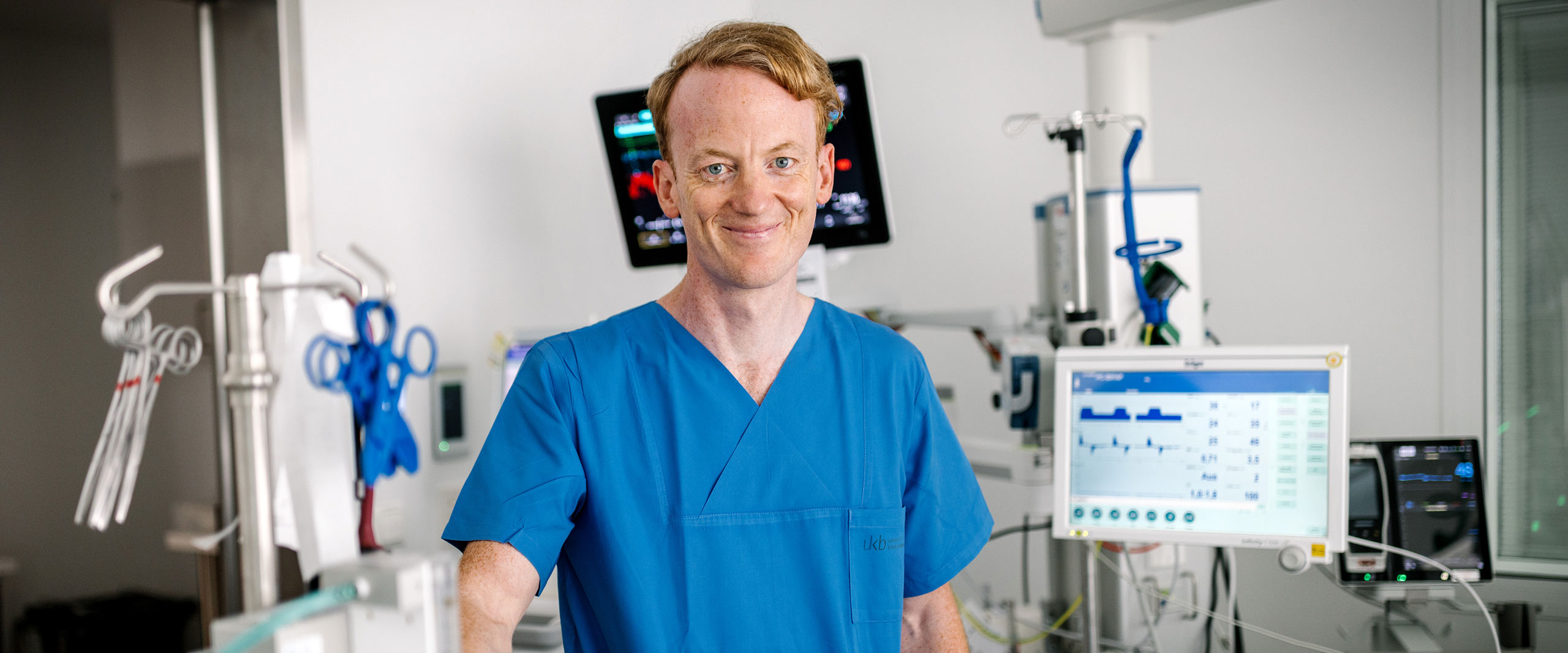 Dr. Till Dresbach, leitender Oberarzt der Klinik für Neonatologie und Kinderintensivmedizin am UKB, warnt vor unterschätzten Risiken und gibt Hinweise, wie sich Kinder an heißen Tagen wirksam schützen lassen.