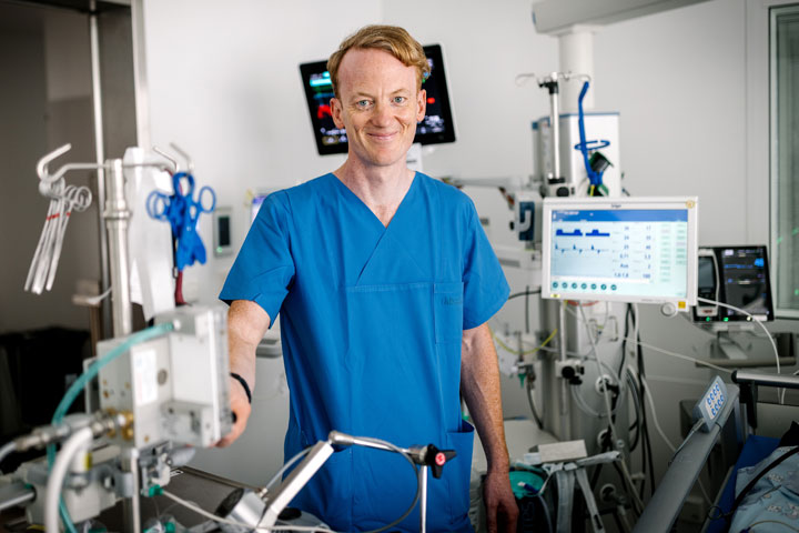 Dr. Till Dresbach, leitender Oberarzt der Klinik für Neonatologie und Kinderintensivmedizin am UKB, warnt vor unterschätzten Risiken und gibt Hinweise, wie sich Kinder an heißen Tagen wirksam schützen lassen.