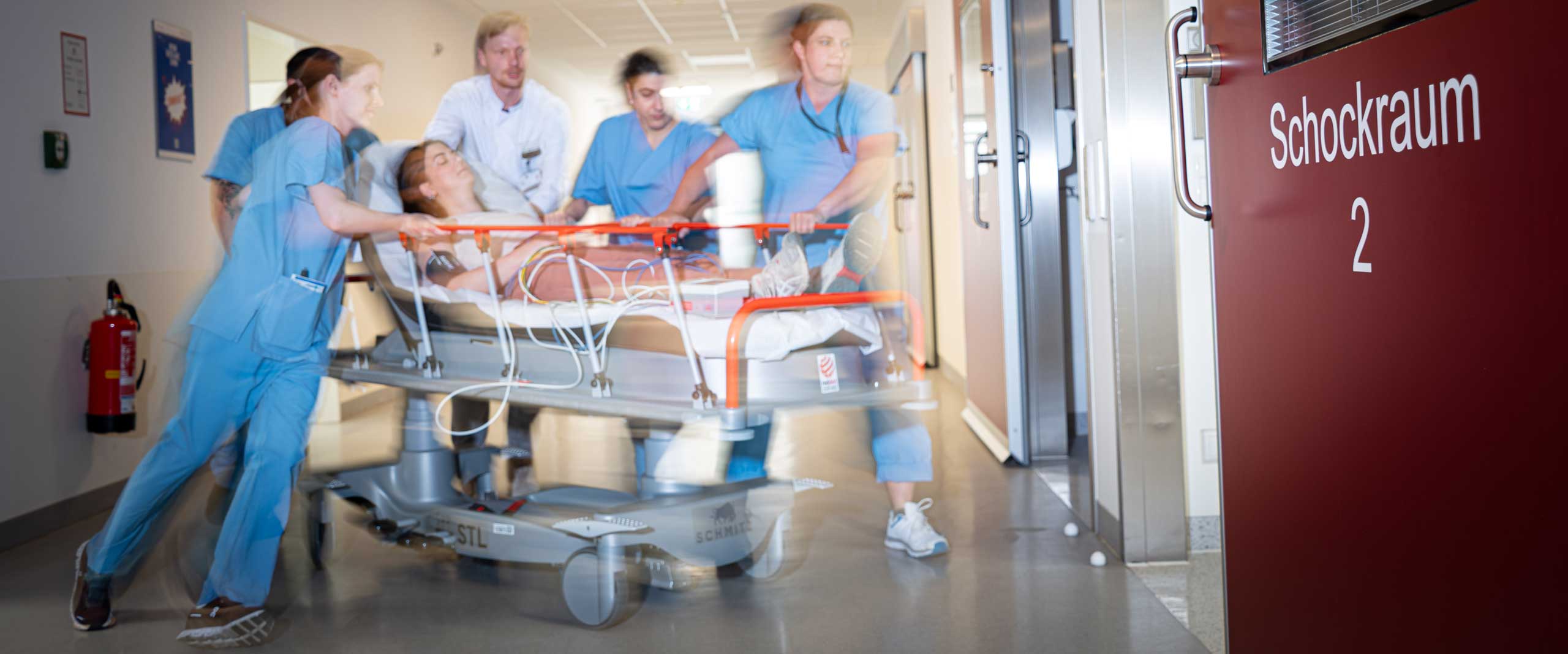 Bei einem Schlaganfall zählt jede Minute: Im Schockraum arbeiten spezialisierte Teams des UKB eng zusammen, um Patientinnen und Patienten schnellstmöglich zu versorgen.