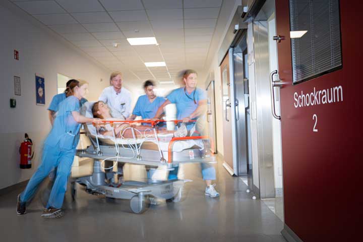 Bei einem Schlaganfall zählt jede Minute: Im Schockraum arbeiten spezialisierte Teams des UKB eng zusammen, um Patientinnen und Patienten schnellstmöglich zu versorgen.