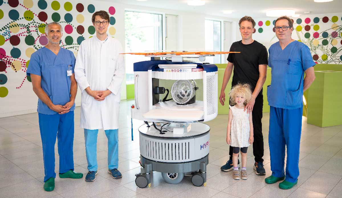 Prof. Hemmen Sabir, Co-Direktor der Neonatologie und Pädiatrischen Intensivmedizin, Prof. Alexander Radbruch; Spender Michael Dietze
mit seiner Tochter; Direktor der Klinik für Neuroradiologie; Prof. Andreas Müller, Co-Direktor der Neonatologie und Pädiatrischen Intensivmedizin