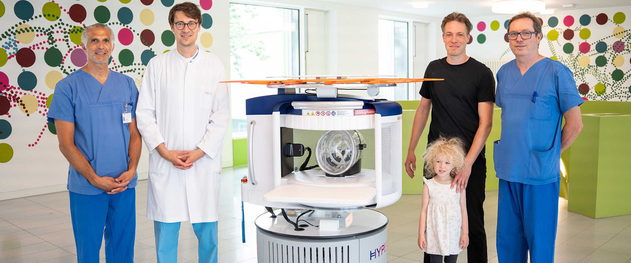 Prof. Hemmen Sabir, Co-Direktor der Neonatologie und Pädiatrischen Intensivmedizin, Prof. Alexander Radbruch; Spender Michael Dietze mit seiner Tochter; Direktor der Klinik für Neuroradiologie; Prof. Andreas Müller, Co-Direktor der Neonatologie und Pädiatrischen Intensivmedizin