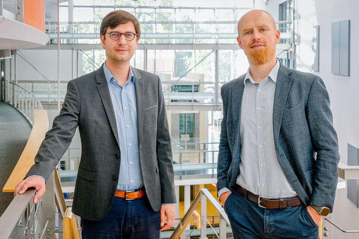 Prof. Dr. Jonathan Schmid-Burgk (l.) und Prof. Dr. Maximilian Billmann (r.)