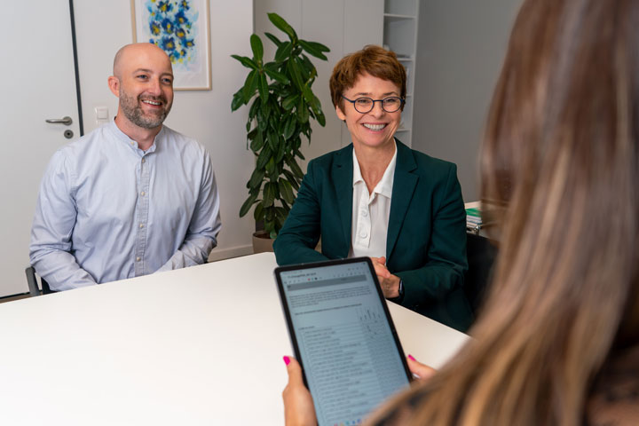 Studienkoordinator Jakob Millerowski und Prof. Dr. Alexandra Philipsen im Gespräch. Im Rahmen der ChangePDD-Studie werden am UKB aktuell noch Teilnehmende mit chronischer Depression gesucht.