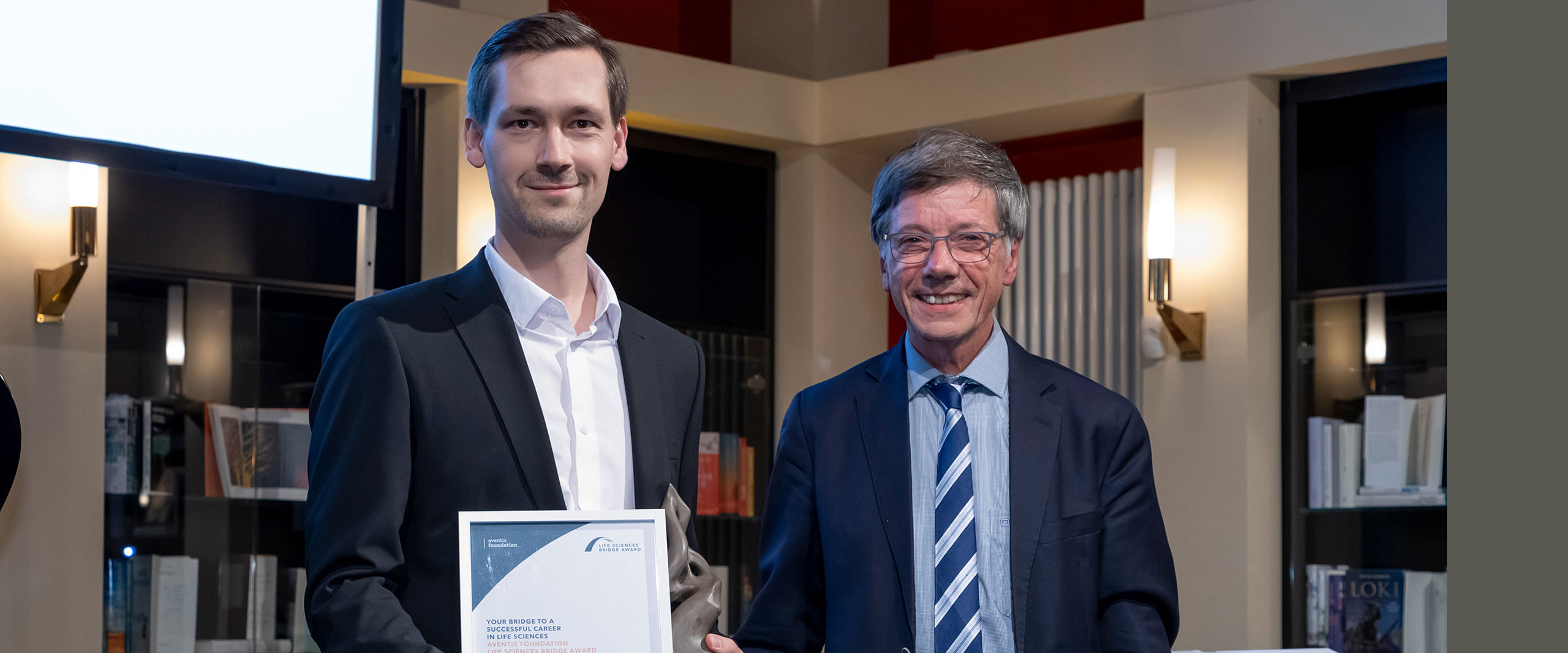 Die Aventis Foundation verleiht Prof Lukas Kunz (li) einen Life Sciences Bridge Award. Laudator ist der Göttinger Neurobiologe Prof. Dr. Reinhard Jahn (re).