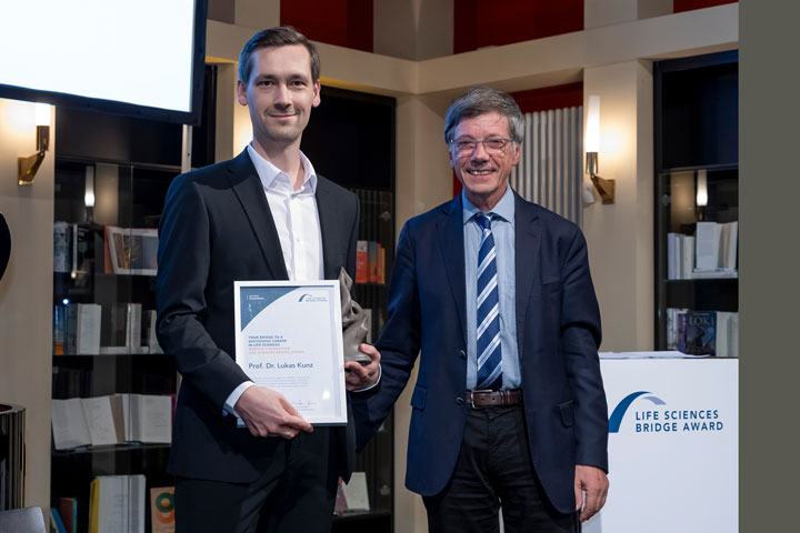 Die Aventis Foundation verleiht Prof Lukas Kunz (li) einen Life Sciences Bridge Award. Laudator ist der Göttinger Neurobiologe Prof. Dr. Reinhard Jahn (re).